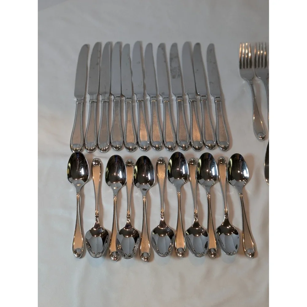 Oneida Silver Satin Garnet 18/10 Stainless Flatware Set 32 Random Pieces